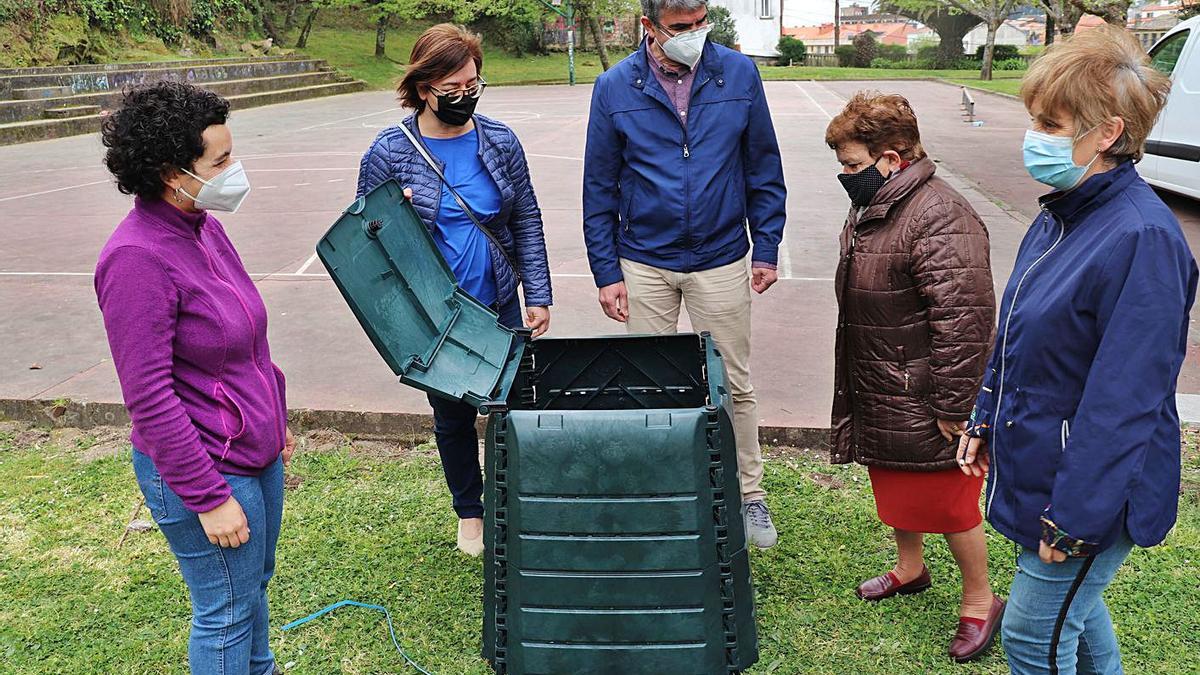 A técnica de Medio Ambiente da Guarda é a encargada de ensinar aos veciños da vila como é o seu funcionamento, cunha breve formación e explicación da montaxe do composteiro doméstico.   | // D. P.