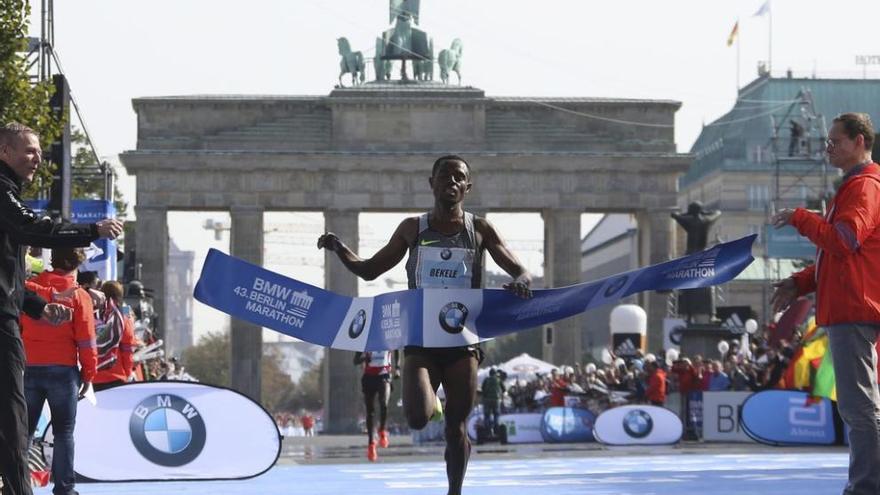 Bekele cruza la meta de Berlín en primera posición. // Fabrizio Bensch