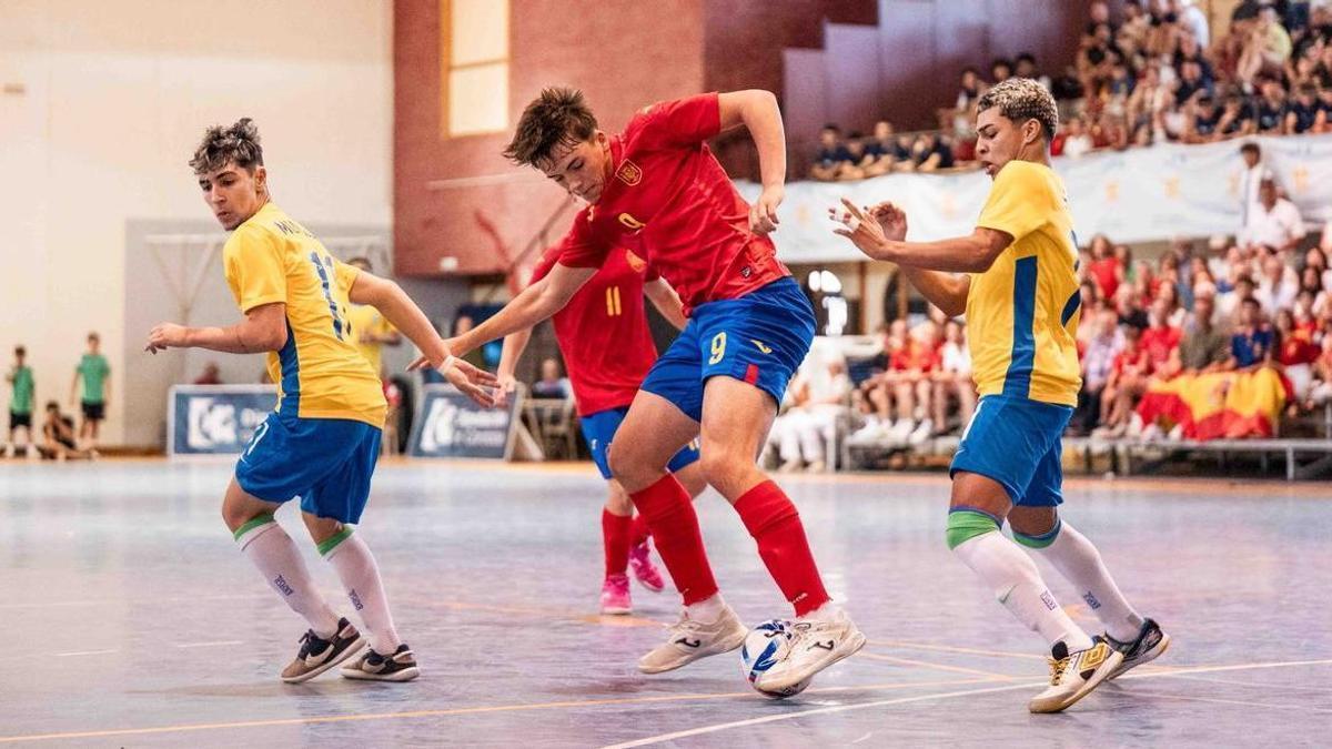 Una jugada del encuentro disputado entre España y Brasil en Castro del Río.
