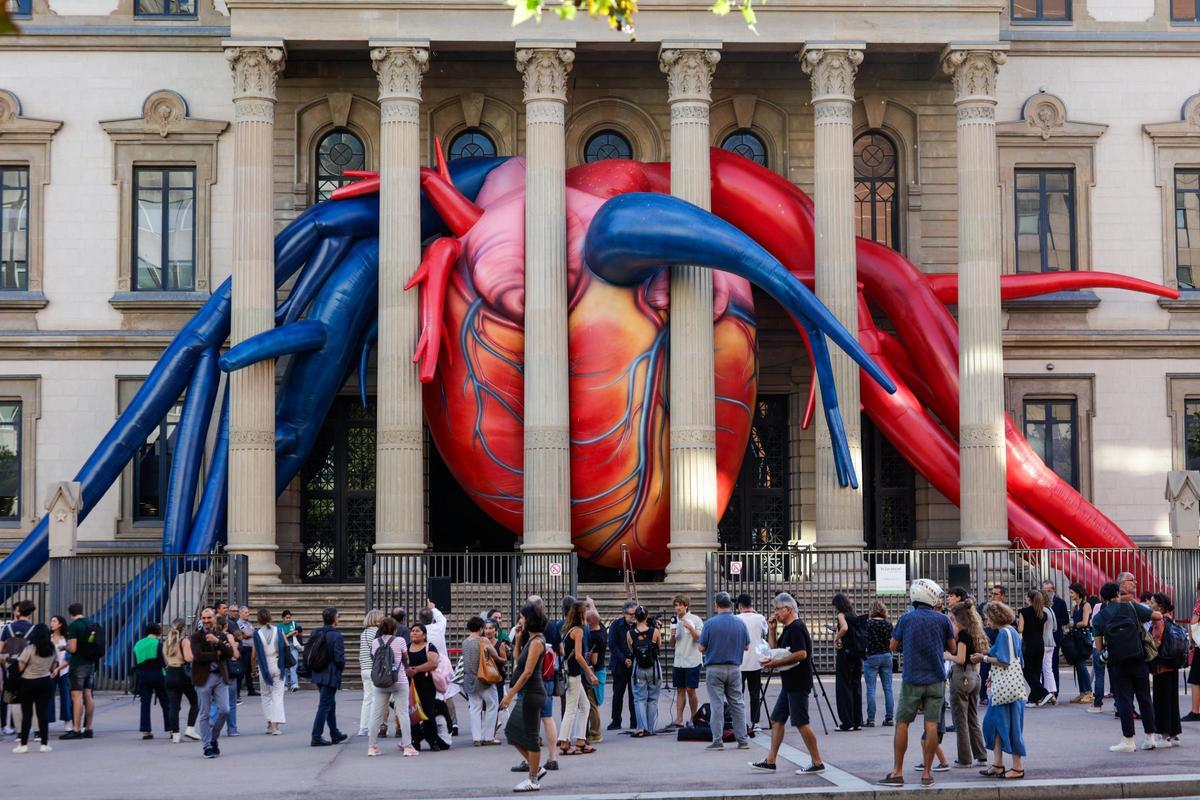 El Corazón secreto de Jaume Plensa late en la fachada del Hospital Clínic y de la UB