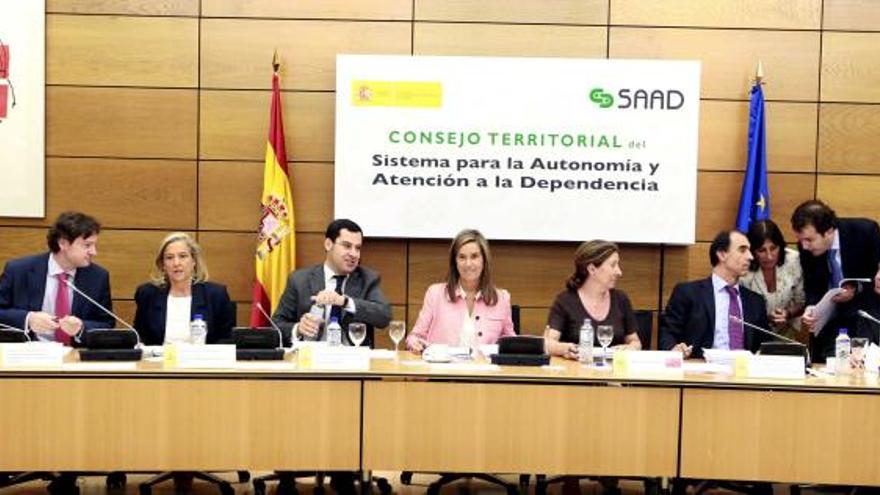 La ministra Ana Mato, en el centro, acompañada de responsables de los asuntos sociales de algunas comunidades autónomas.