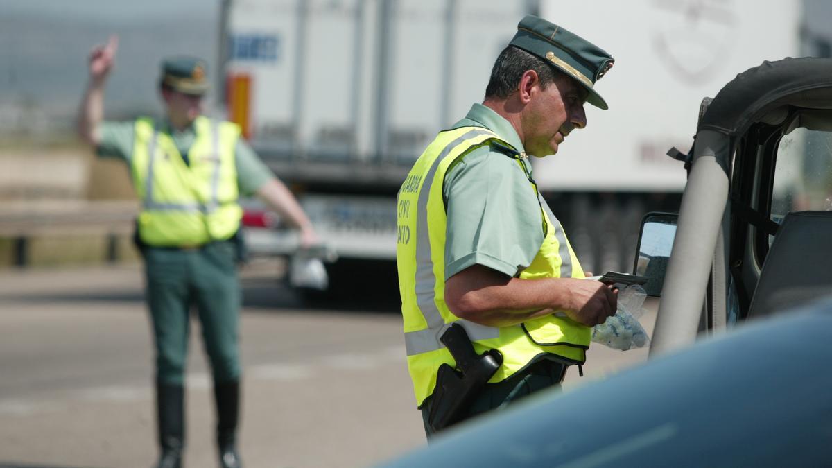 Dos agentes de tráfico dan el alto a coches en una imagen de archivo.