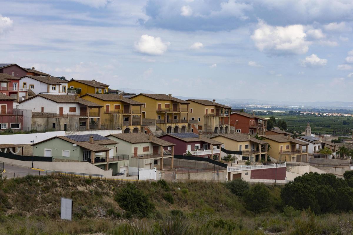 Vista de La Besana, con ventanas tapiadas para evitar la ocupación y instalaciones fotovoltaicas para proveerse de luz.
