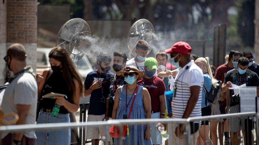 Los turistas disfrutan de Roma pese al calor extremo.