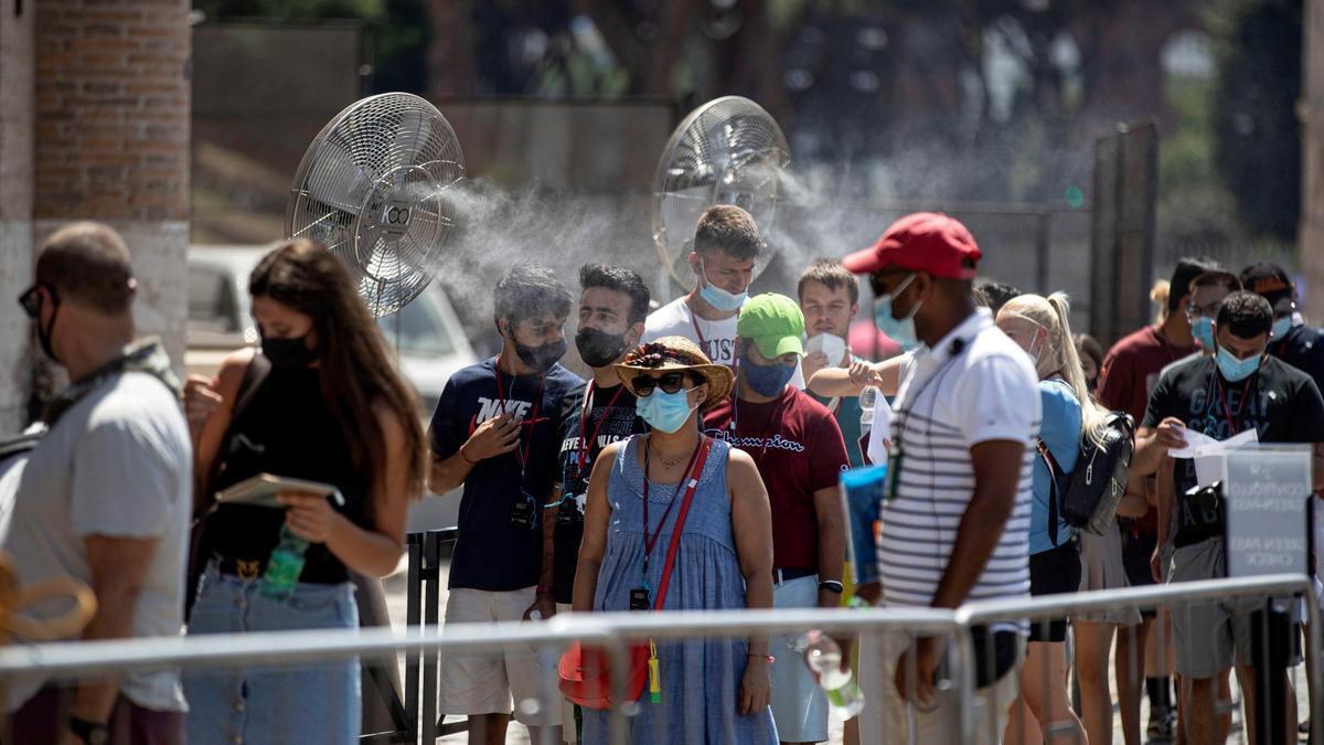 Turistas haciendo la fila para visitar un monumento.