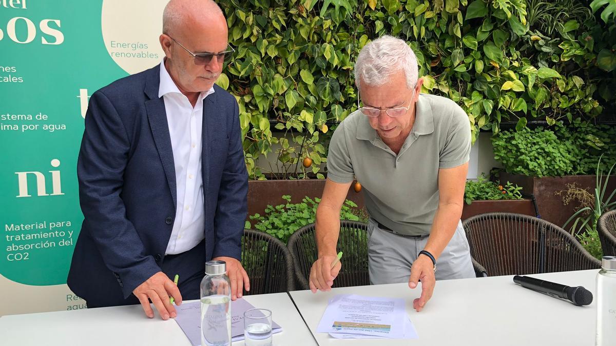 A la derecha, Sebastián Quintana y el propietario del hotel, Andrés Fleitas firman el convenio de 'AquaProtegido'