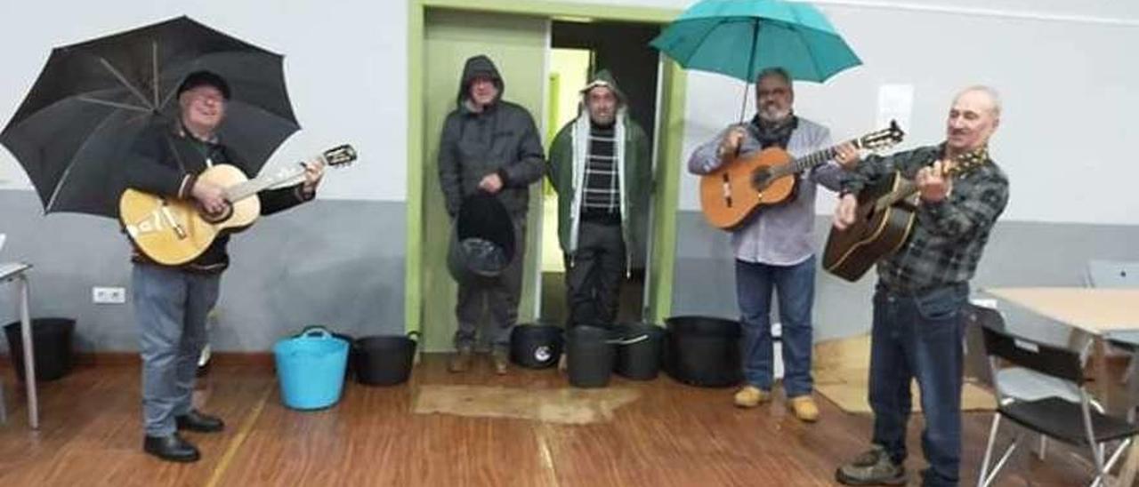 El salón de actos del centro sociocultural de Vilaxoán, con cubos llenos un reciente día de lluvia. // Cedida