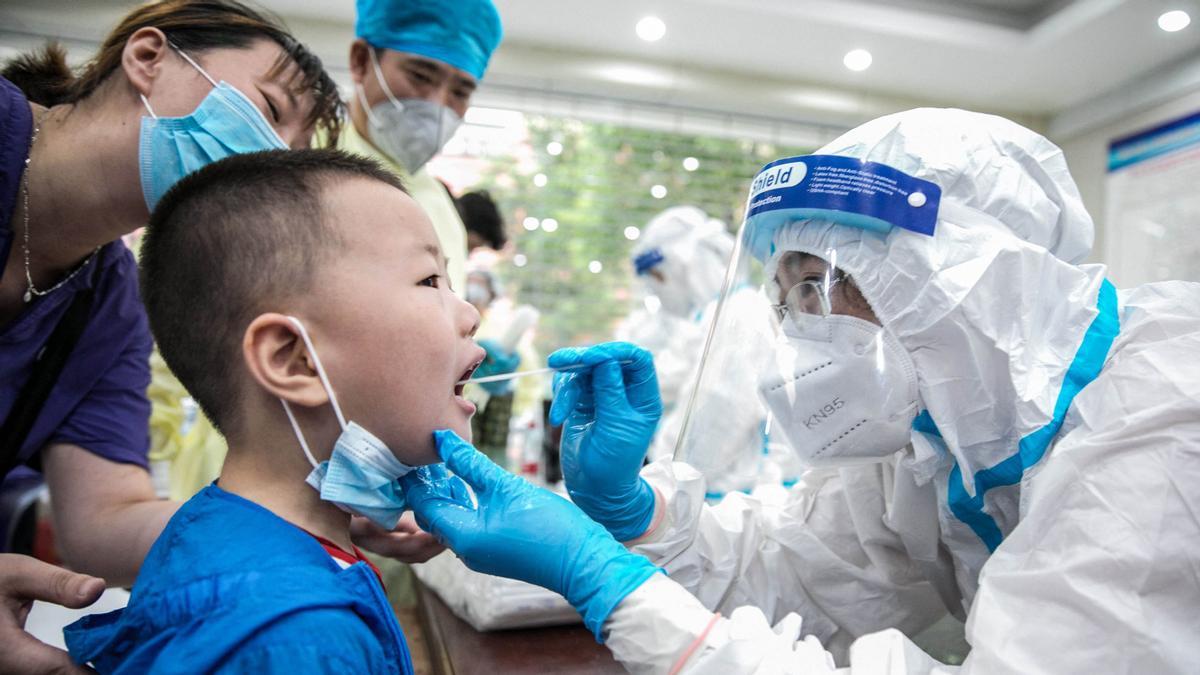 Un sanitario realiza un test covid-19 a un niño en la ciudad china de Nantong