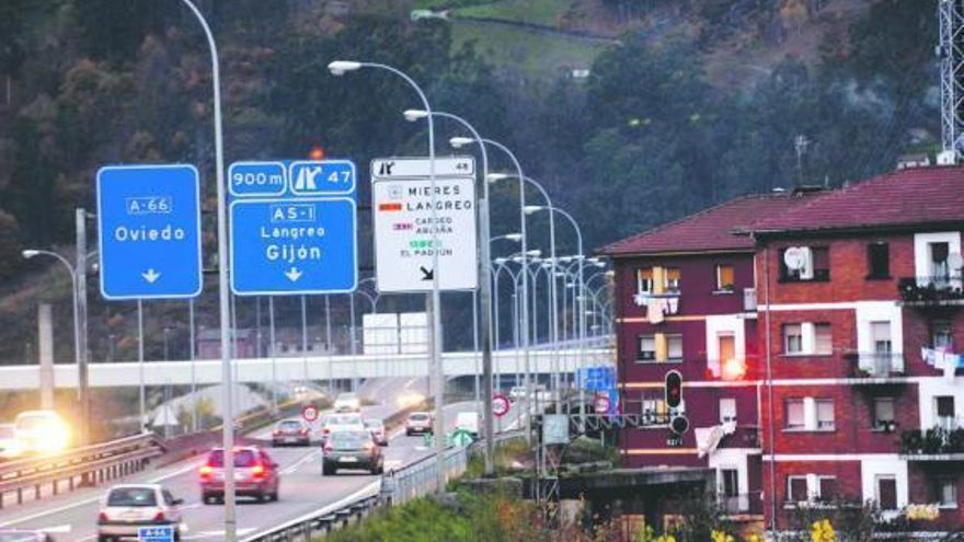 La autovía A-66 a su paso por Mieres, con las viviendas muy cerca de la calzada.