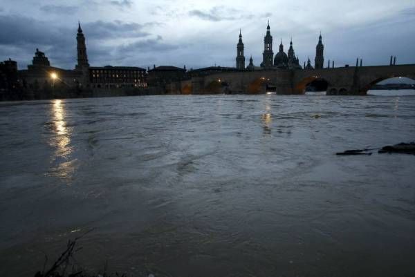 Fotogalería: La crecida del Ebro a su paso por Zaragoza