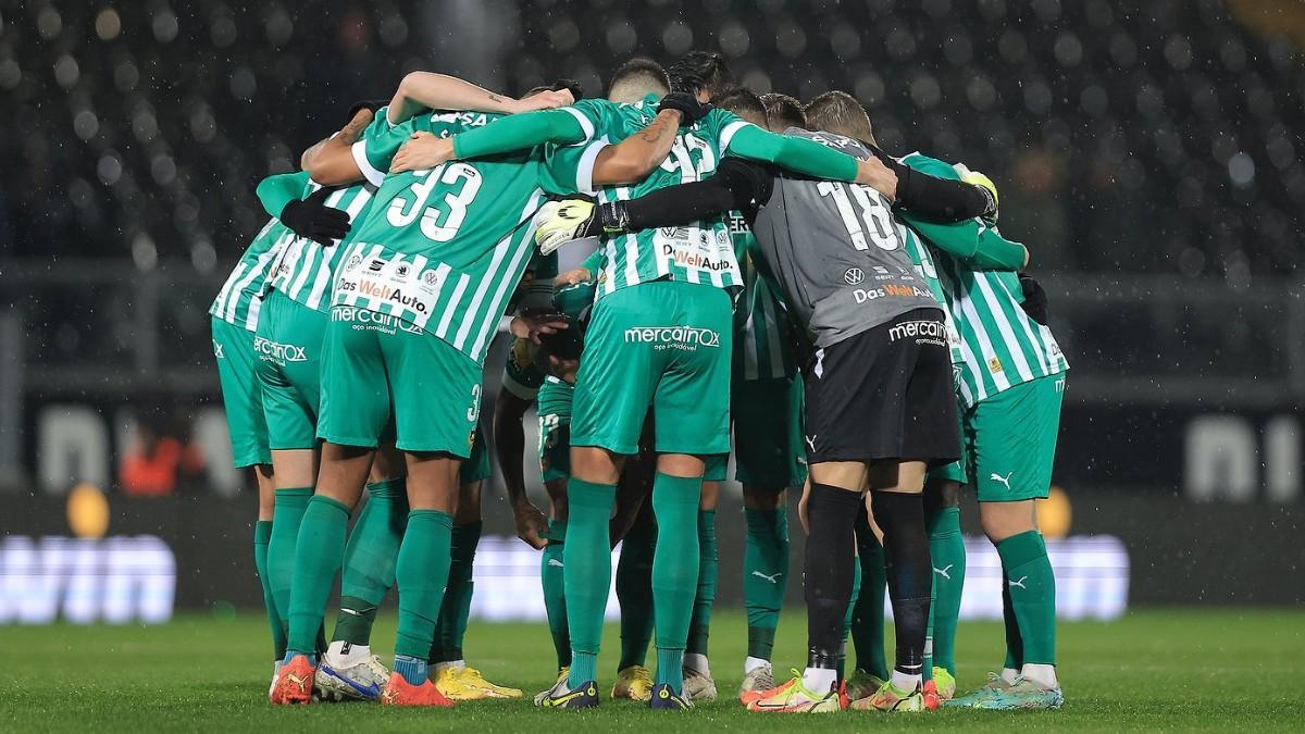 La plantilla del Río Ave, durante el partido