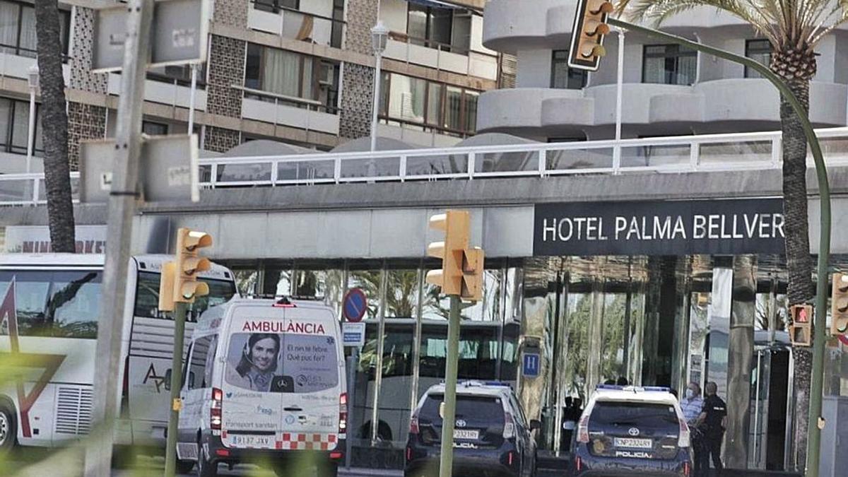 La policía en el hotel de Mallorca donde ayer fueron aislados grupos de estudiantes.  | LEVANTE-EMV