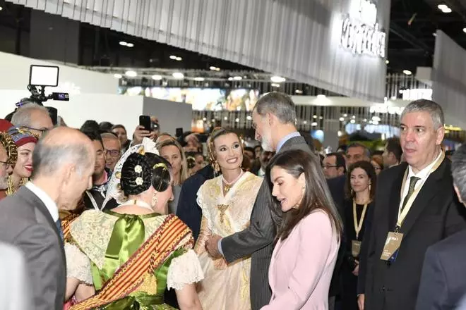 Los reyes visitan el stand de la C.Valenciana en Fitur
