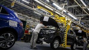 Cadena de producción del Megane en la  fábrica de Renault en Palencia.