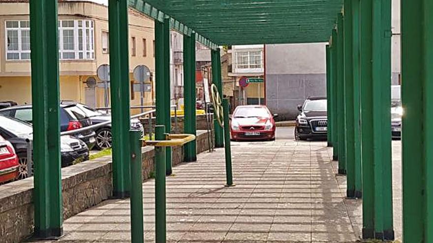 Dos de los elementos de un parque de gerontogimnasia, maltrechos y abandonados bajo la pérgola.  | 2