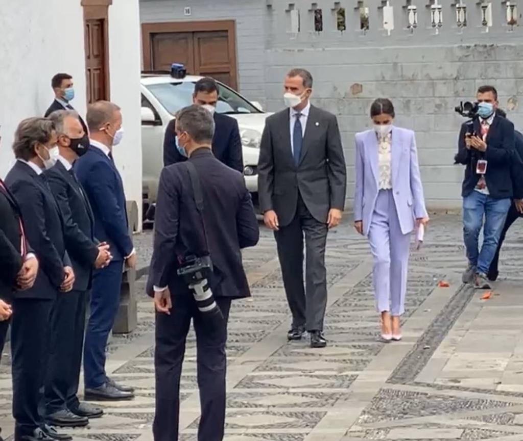 La reina Letizia con un traje lila en la semana del 8M.