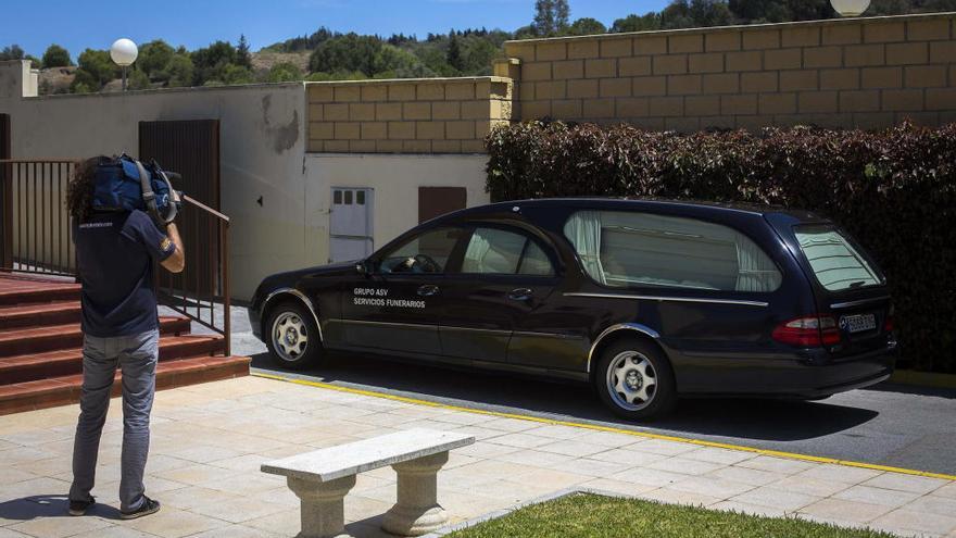 Llegada al cementerio de Fuengirola del coche fúnebre con el cuerpo de Domingo Expósito Moreno.