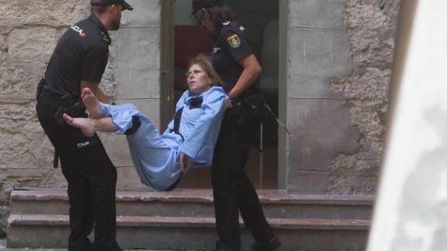 La detenida en el momento de llegar al juzgado ayer por la mañana trasladada desde Comisaría por agentes de la Policía Nacional.