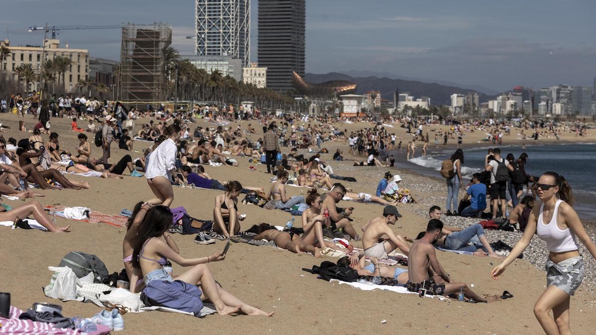 Barcelona 11/03/2023 Día de calor en Barcelona. En la foto, gente tomando el sol en la playa de la Barceloneta Fotografía de Ferran Nadeu