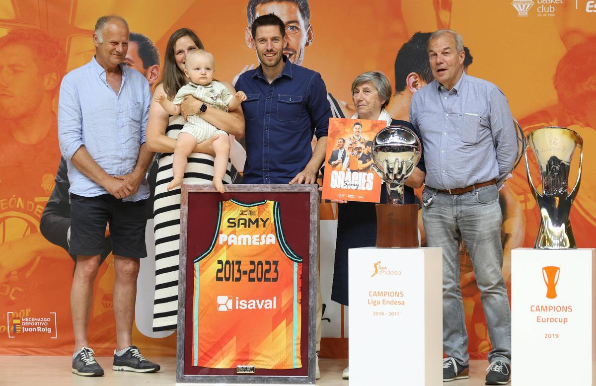 Sam Van Rossom y su familia, en el acto de despedida del Valencia Basket