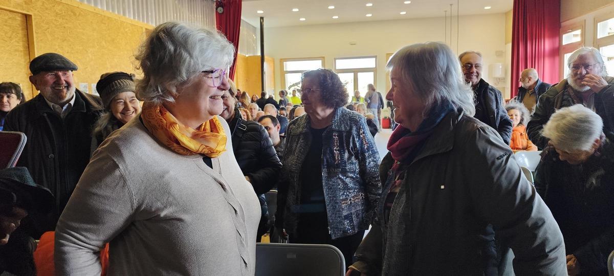 A l'esquerra, l'arqueòloga Maite Miró, cap del servei d’Arqueologia de la Generalitat, i Enriqueta Pons, uns minuts després d'accedir al local social, on es va fer l'homenatge.