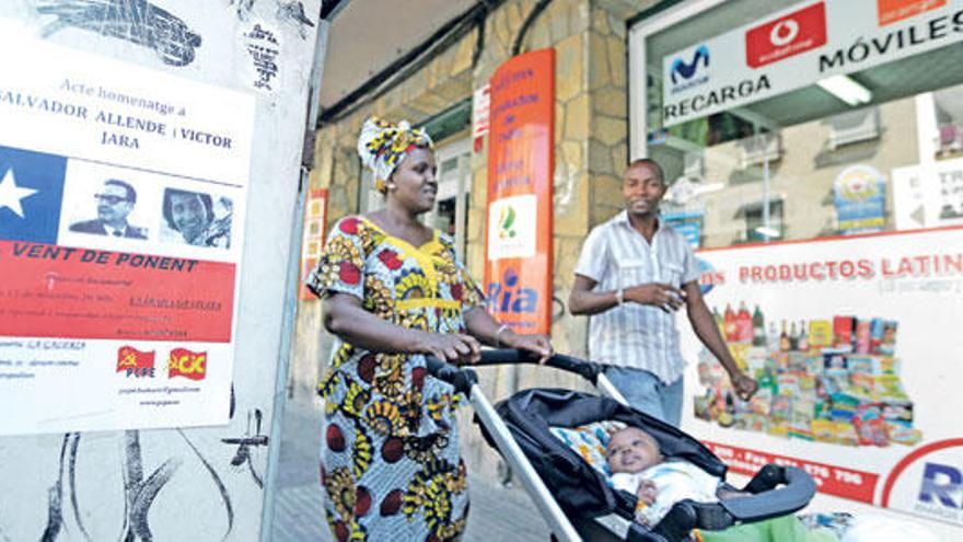 Inmigrantes paseando por Palma.