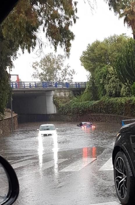 La lluvia anega calles en Marbella y San Pedro