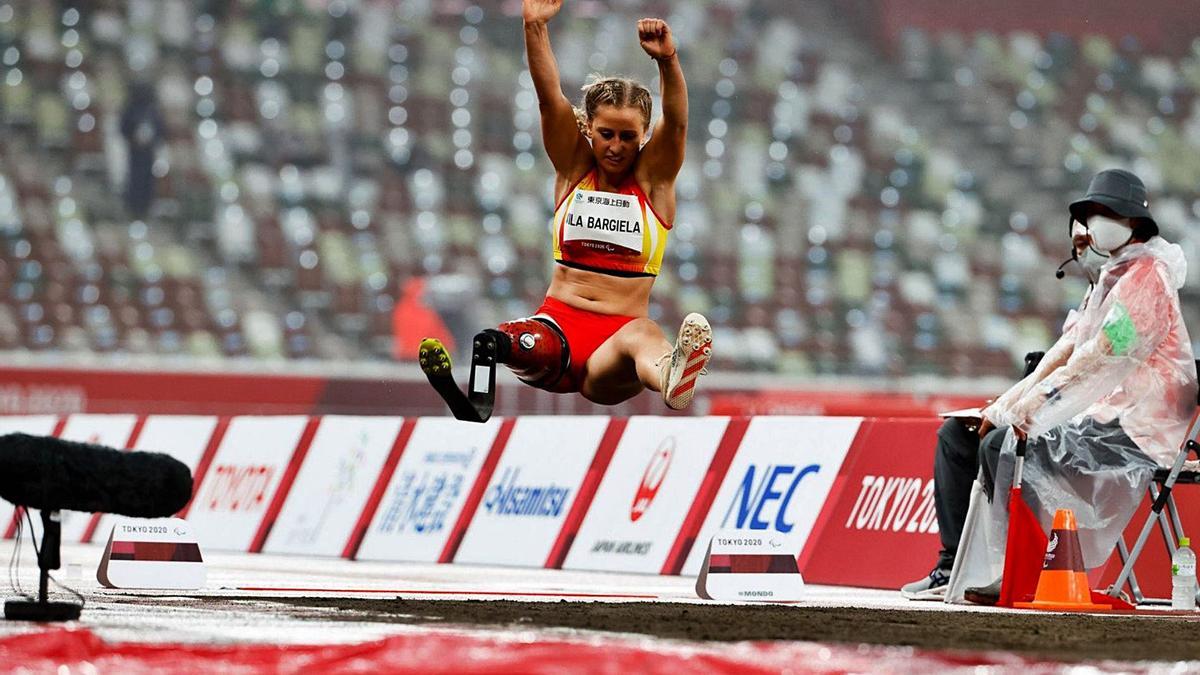 Desirée Vila, en uno de los 
saltos de la final de los 
Paralímpicos de Tokio.  | //  @PARALÍMPICOS