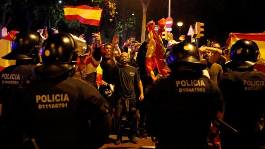 Ultras partidarios de la unidad de España y radicales independentistas se concentran en el mismo punto de Barcelona