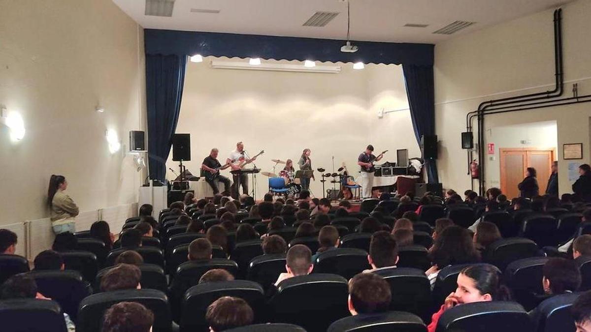 Concierto de la Escuela de Música municipal en el IES Cangas del Narcea.