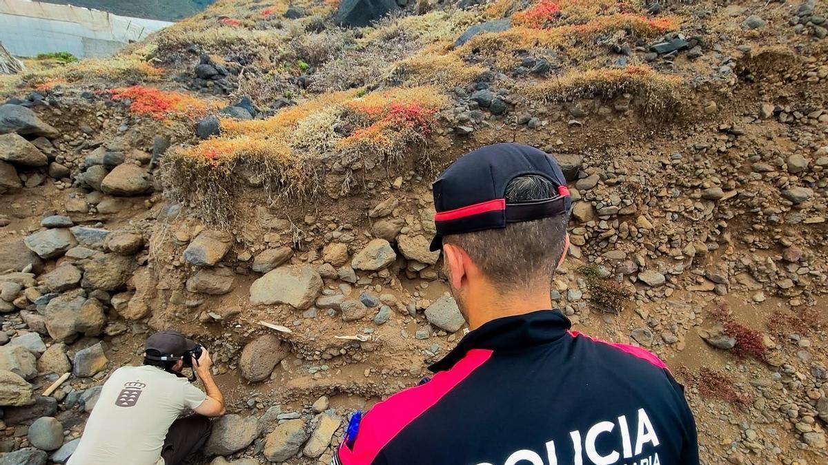 Miembros del Gobierno de Canarias y de la Policía Canaria exploran el hallazgo