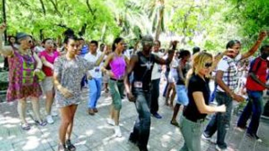 El festival de folclore enseña a bailar la jota en Cánovas