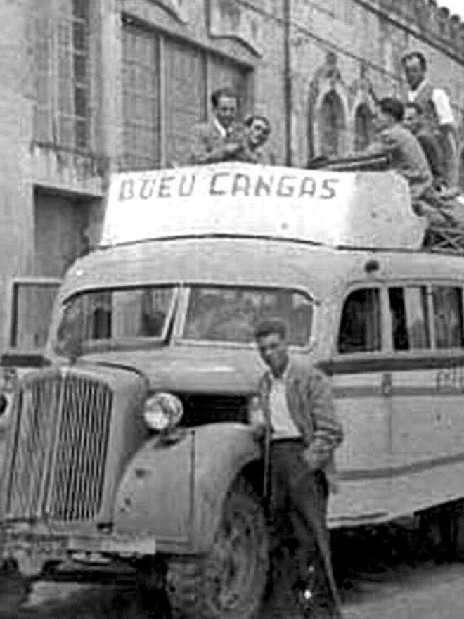 El fundador de la empresa, José Cerqueiro Freire, en la parte superior del autobús y de pie. Abajo, su hijo José Cerqueiro Pousada. Imagen en la antigua Fábrca de Luces de Cangas.