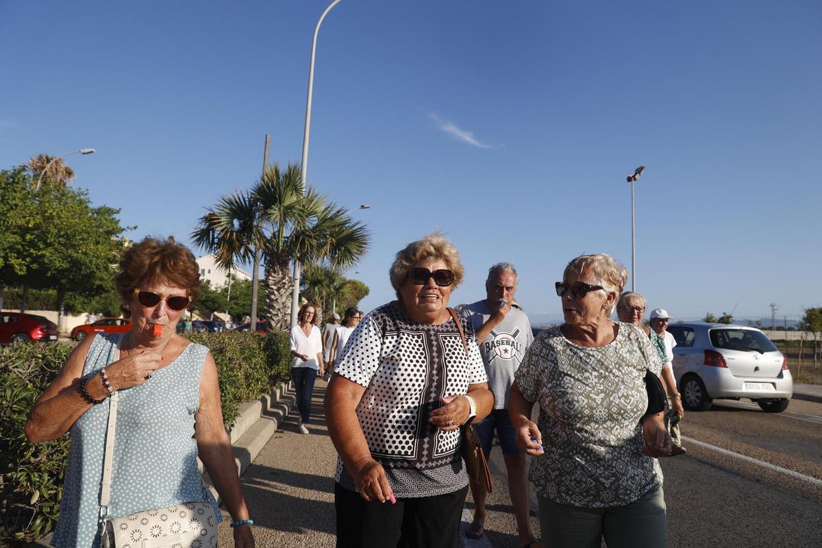 La manifestación en El Perellonet, en imágenes: exigen playas limpias y el control de las compuertas de l'Albufera