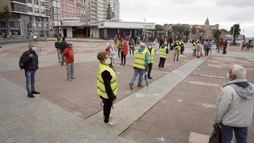 las manifestaciones según el covid-19. Mascarillas y distancia de seguridad señalizada en una concentración por el Día del Medio Ambiente ayer en Gijón.