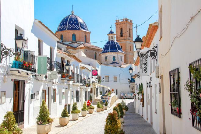 Una de las preciosas calles mediterráneas de Altea