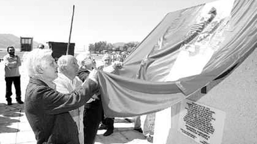 Representantes de la Fundación Domingo Malagón y el alcalde de Redondela descubren el monumento. / RAFA ESTÉVEZ