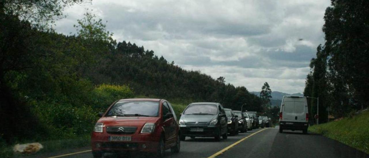 Retención de vehículos, ayer en la carretera Candás-Tabaza.