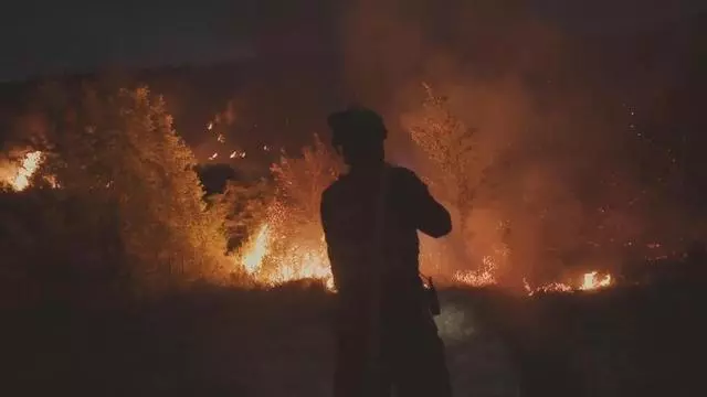 Vídeo | Así han sido los trabajos de extinción de la UME en el incendio de Las Peñas de Riglos durante la noche