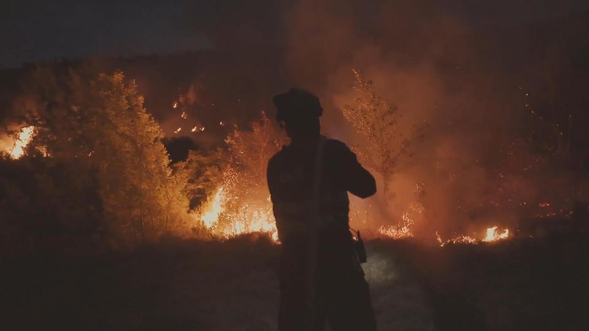 Vídeo | Así han sido los trabajos de extinción de la UME en el incendio de Las Peñas de Riglos durante la noche