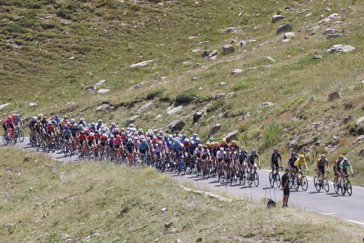 Briancon (France), 14/07/2022.- Riders in action during the 12th stage of the Tour de France 2022 over 165.1km from Briancon to Alpe d’Huez, France, 14 July 2022. (Ciclismo, Francia) EFE/EPA/GUILLAUME HORCAJUELO