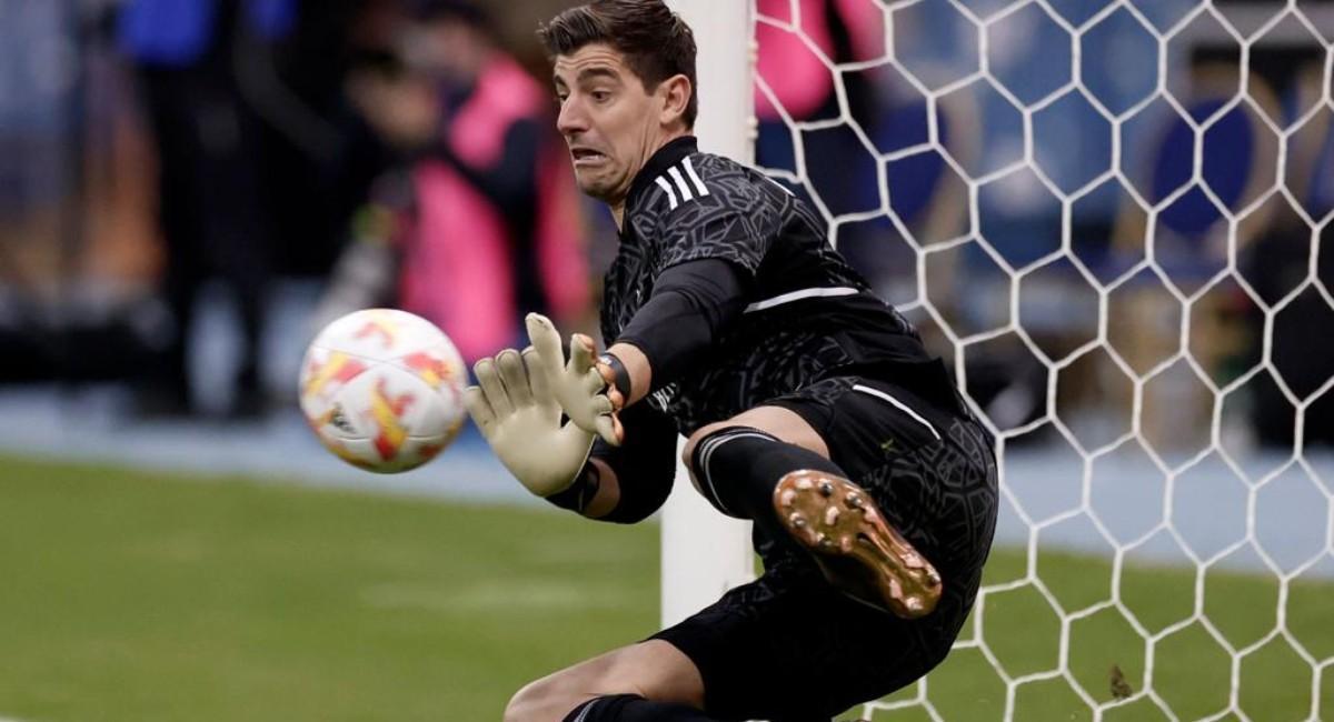 Courtois detiene el penalti decisivo a Gayà, el capitán del Valencia, en la semifinal de la Supercopa de España en Riad.