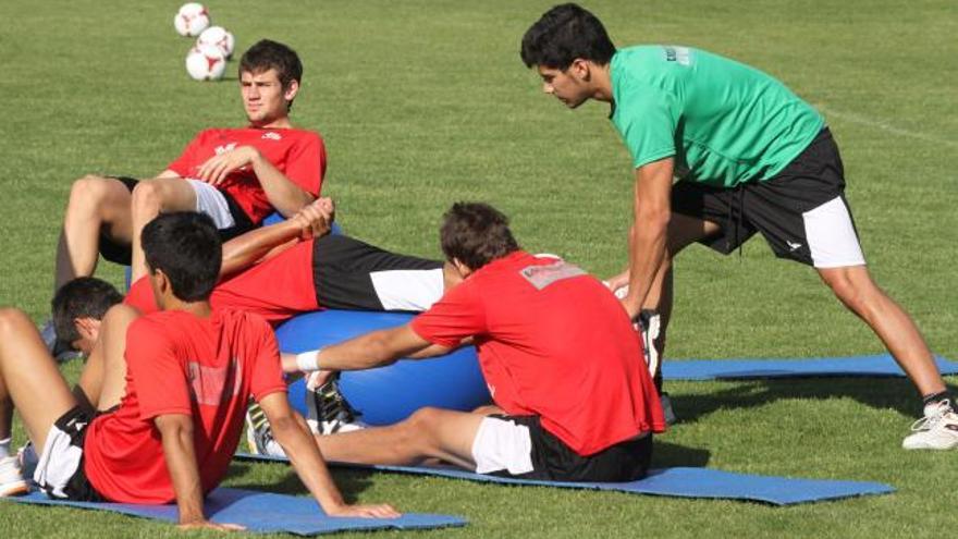 Varios jugadores se ejercitan en el anexo rojiblanco.