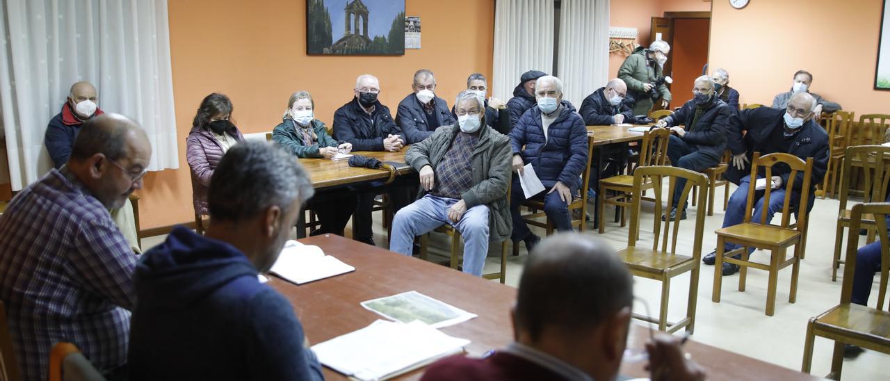 Reunión sobre las catas de fluorita, en la sede de la Federación Vecinal &quot;Les Caseríes&quot;.