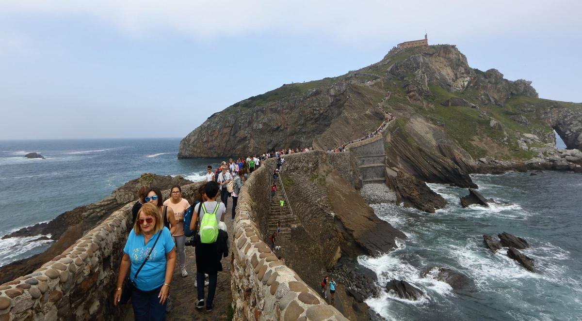 Turistas en las escaleras de acceso a la ermita de San Juan de Gaztelugatxe, en Bermeo.