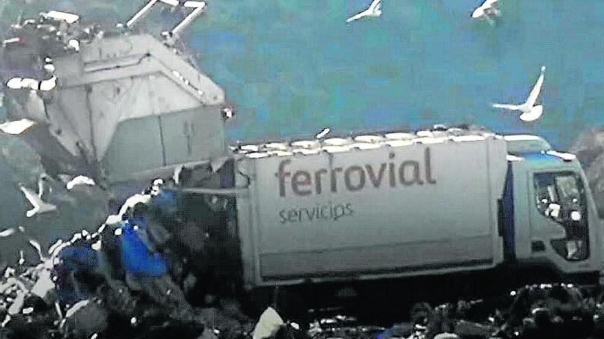 Un camión de la empresa  procede al volcado de residuos en el vaso de vertido mientras las gaviotas acuden en busca de residuos orgánicos.