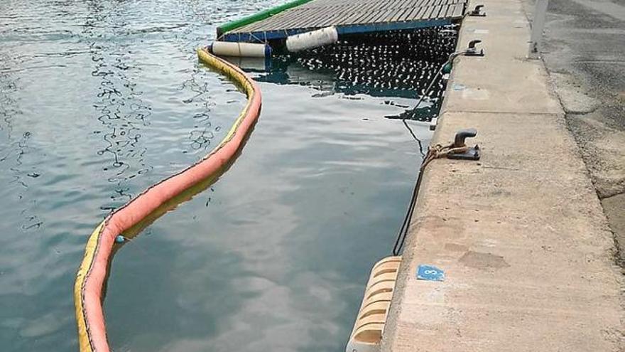 Barreres de contenció al port ahir al matí