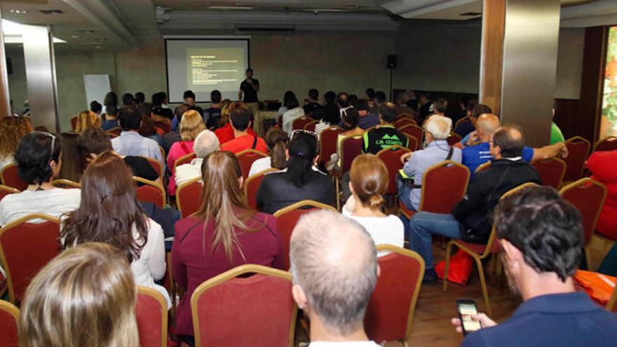 Reunión con los voluntarios en el Hotel Ciudad de Vigo. // Alba Villar