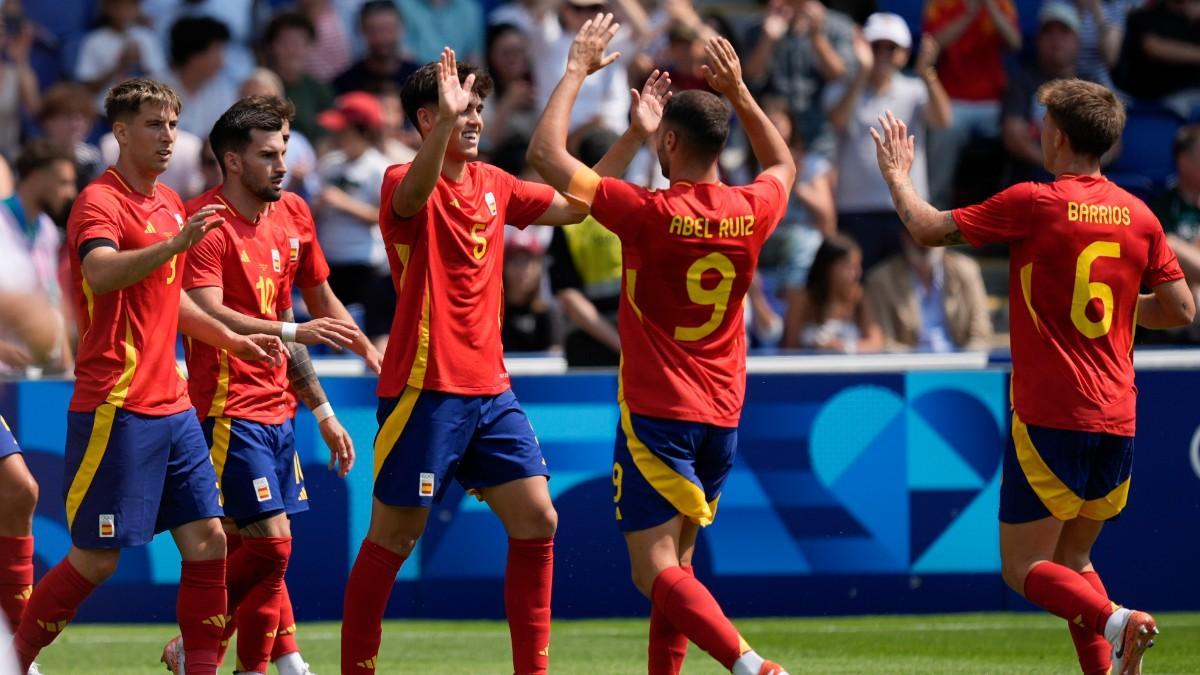 Los jugadores de España celebran uno de sus goles ante Uzbekistán en los Juegos Olímpicos de París 2024