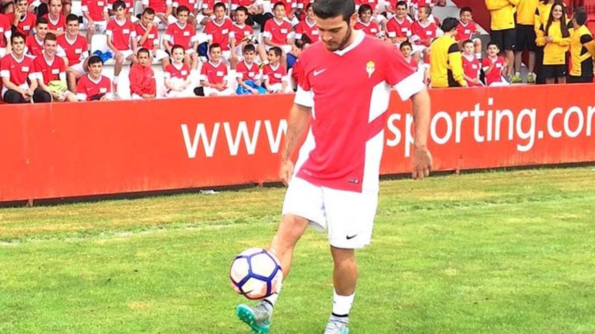 Víctor Rodríguez, en su presentación como nuevo jugador del Sporting